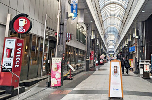 川端商店街に出ます。左に曲がってアーケード内をまっすぐお進みください。