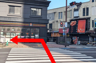 目の前の大通りを渡って左に曲がってください。