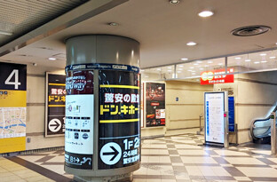 中洲改札口を出て、④出口のエスカレーターで上がってください。