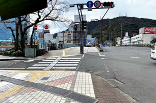 新町橋を渡り、直進してください。