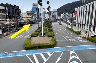 突き当たりの歩道橋を上がり、左へ進んでください。