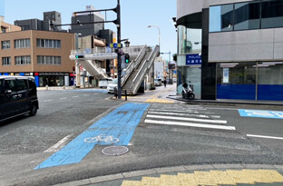 約400m直進されますと東大工町の交差点がございます。信号のある横断歩道を直進してください。
